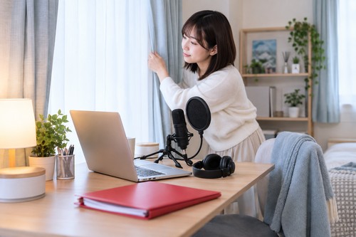 チャットレディが賃貸で配信環境と身バレ対策を整えるイメージ画像